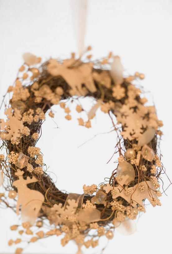 无人,竖图,室内,特写,白天,白色背景,正面,幸福,餐桌,桌子,哺乳动物,鹿,野生动物,阴影,装饰,反射,花环,影子,一个,动物,可爱,摄影,活泼,影棚,单个,餐台,华丽,修饰,圣诞花环,吉祥,点缀,衬托,美观,雅致,雅观,进取,角鹿,圣诞圈,驯鹿,彩图,影棚拍摄,拍摄