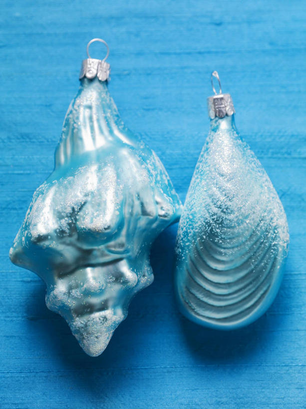 无人,竖图,俯视,室内,特写,白天,餐桌,桌子,静物,圣诞节,阴影,蓝色背景,节日,庆祝,装饰,反射,影子,文化,两个,饰品,庆典,摄影,影棚,餐台,纪念,华丽,修饰,点缀,衬托,美观,雅致,雅观,彩图,高角度拍摄,影棚拍摄,拍摄