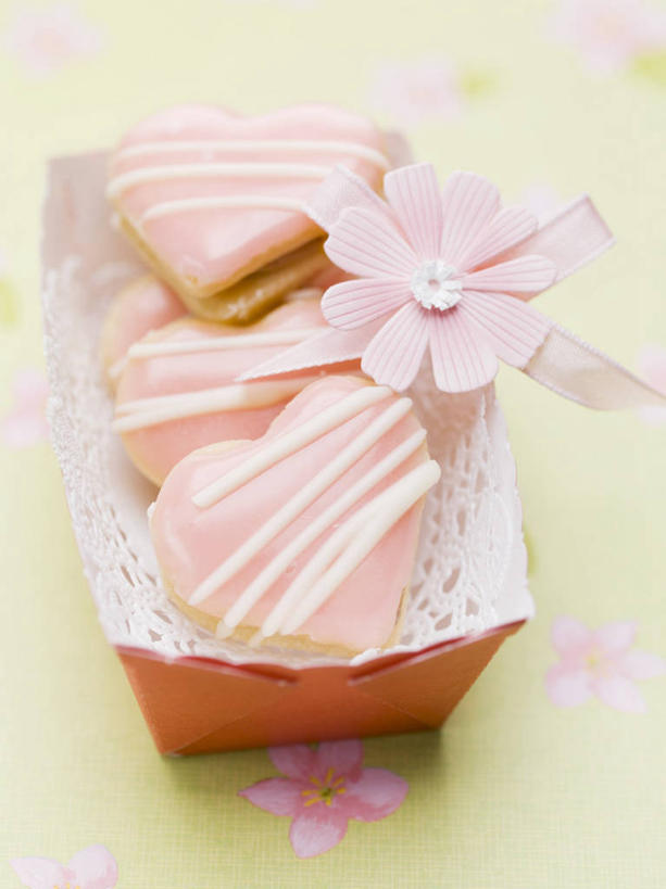 点心,无人,竖图,俯视,室内,特写,白天,餐桌,桌子,一排,阴影,整齐,盛开,反射,影子,食品,甜点,花蕾,花,花瓣,花朵,鲜花,食物,糕点,排列,三个,一朵,容器,饼干,甜食,零食,花苞,花蕊,摄影,影棚,餐台,储藏,储存,队列,装饰饼干,彩图,高角度拍摄,影棚拍摄,拍摄,贮存