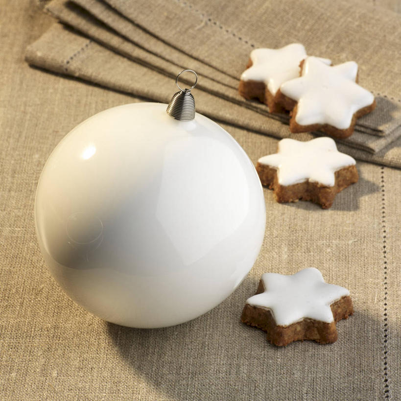 点心,无人,方图,俯视,室内,特写,白天,餐桌,桌子,阴影,装饰,反射,布料,挂饰,影子,食品,圣诞球,曲奇,布纹,球,桌布,食物,一个,白色,餐巾,台布,饼干,零食,四个,球体,摄影,影棚,单个,餐台,华丽,修饰,点缀,曲奇饼,曲奇饼干,衬托,美观,雅致,雅观,彩图,高角度拍摄,影棚拍摄,拍摄