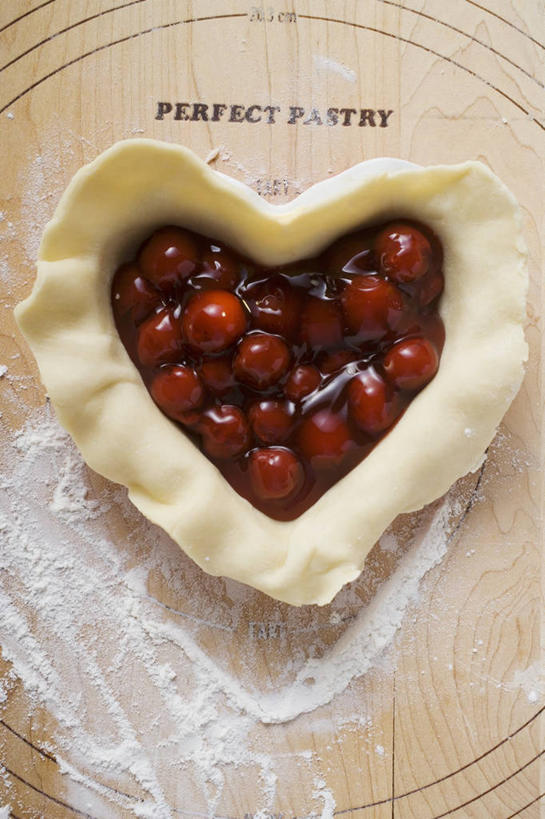 无人,竖图,俯视,室内,特写,白天,爱情,餐桌,桌子,樱桃,水果,一堆,许多,阴影,堆叠,堆积,爱心,新鲜,反射,粉末,影子,面粉,生食,食品,果实,浪漫,粮食,食物,红色,温暖,温馨,心形,粉,恩爱,摄影,有机食品,绿色食品,影棚,餐台,堆,农产品,和睦,原材料,粉状,心型,樱珠,莺桃,英桃,楔桃,牛桃,荆桃,彩图,高角度拍摄,影棚拍摄,拍摄,融洽