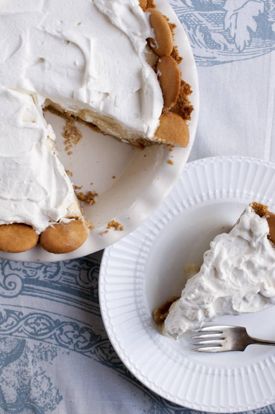 点心,无人,竖图,俯视,室内,特写,白天,下午茶,餐桌,桌子,餐具,一把,切开,阴影,反射,叉子,碟子,盘,影子,食品,食物,糕点,白色,盘子,碟,切,摄影,影棚,餐台,剖面,餐叉,切面,进餐用具,彩图,高角度拍摄,影棚拍摄,拍摄,蛋糕