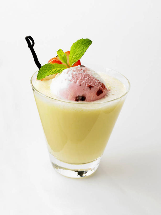 果汁,无人,竖图,俯视,室内,特写,白天,白色背景,餐桌,桌子,杯子,叶子,阴影,反射,影子,冰激凌,绿叶,饮品,清凉,玻璃制品,饮料,一个,粉色,水杯,冷饮,舒服,嫩叶,冰淇淋,摄影,影棚,单个,餐台,解暑,可口,解渴,雪糕,舒爽,冰糕,消暑,适口,叶,叶片,玻璃杯,彩图,高角度拍摄,影棚拍摄,拍摄