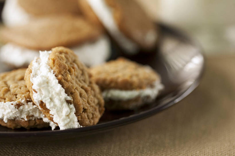 点心,无人,横图,俯视,室内,特写,白天,餐桌,桌子,餐具,阴影,朦胧,模糊,反射,碟子,盘,影子,食品,甜点,甜品,食物,糕点,一个,盘子,碟,饼干,甜食,零食,奶油,摄影,影棚,单个,餐台,乳制品,装饰饼干,激凌,克林姆,淇淋,彩图,高角度拍摄,影棚拍摄,拍摄