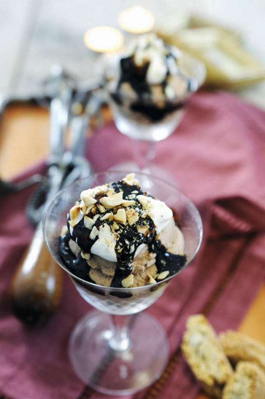 无人,竖图,俯视,室内,特写,白天,餐桌,桌子,杯子,阴影,朦胧,模糊,反射,布料,影子,冰激凌,坚果,果实,清凉,布纹,玻璃制品,桌布,糕点,两个,紫色,餐巾,水杯,台布,干果,冷饮,奶油,巧克力,舒服,冰淇淋,摄影,影棚,餐台,朱古力,解暑,乳制品,解渴,雪糕,舒爽,冰糕,消暑,激凌,克林姆,淇淋,玻璃杯,彩图,高角度拍摄,影棚拍摄,拍摄