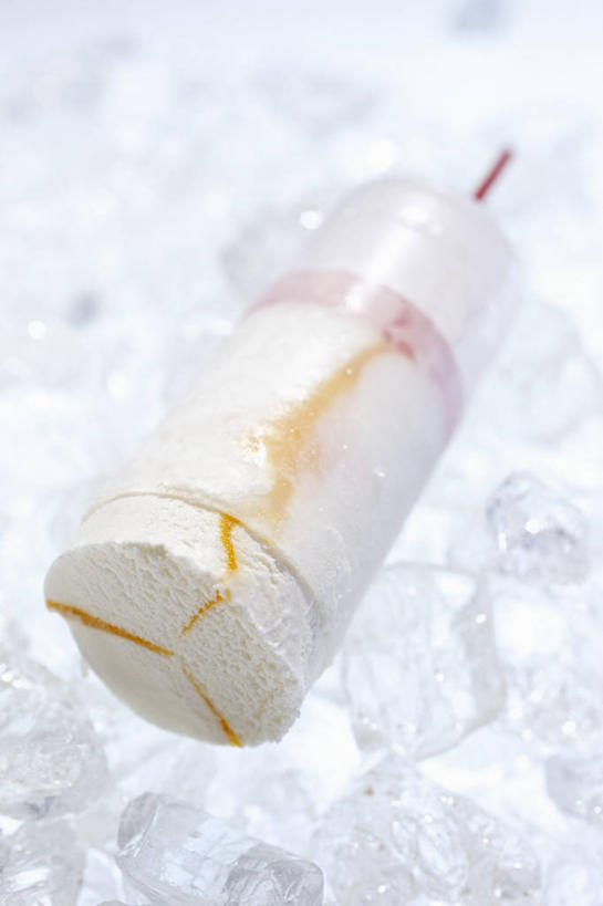 无人,竖图,俯视,室内,特写,白天,白色背景,餐桌,桌子,阴影,朦胧,模糊,反射,影子,冰,冰块,冰激凌,清凉,冷冻,一个,冷饮,舒服,冰淇淋,寒冷,摄影,影棚,冷藏,单个,餐台,模具,解暑,冰冷,解渴,雪糕,舒爽,冰糕,消暑,保鲜,彩图,高角度拍摄,影棚拍摄,拍摄