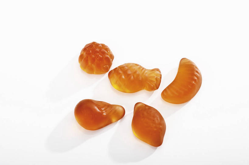 无人,横图,俯视,室内,特写,白天,白色背景,餐桌,桌子,芒果,香蕉,五个,许多,阴影,反射,鱼,影子,食品,糖,糖果,甜点,甜品,软糖,鱼类,食物,甜食,摄影,影棚,餐台,望果,蜜望,檬果,闷果,漭果,杧果,甘蕉,庵波罗果,彩图,高角度拍摄,影棚拍摄,拍摄