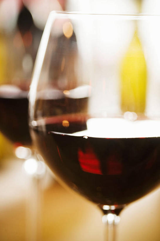 红酒,葡萄酒,无人,竖图,室内,特写,白天,正面,桌面,桌子,杯子,阴影,朦胧,模糊,反射,木制,高脚杯,影子,红酒杯,酒类,两杯,玻璃制品,酒,饮料,酒杯,木制品,红葡萄酒,葡萄酒杯,玻璃杯,彩图