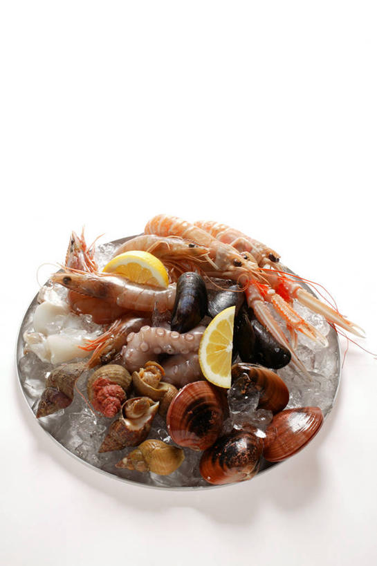 海鲜,无人,竖图,俯视,室内,特写,白天,白色背景,餐桌,桌子,柠檬,餐具,水果,一堆,许多,阴影,堆叠,堆积,新鲜,反射,碟子,盘,影子,冰,生食,虾,冰块,食品,果实,冷冻,水产,海洋生物,食物,盘子,碟,寒冷,摄影,有机食品,绿色食品,影棚,冷藏,餐台,堆,冰冷,水生动物,海产品,水生物,海底动物,斑节对虾,斑节虾,保鲜,日本对虾,竹节虾,益母果,柠果,彩图,高角度拍摄,影棚拍摄,拍摄