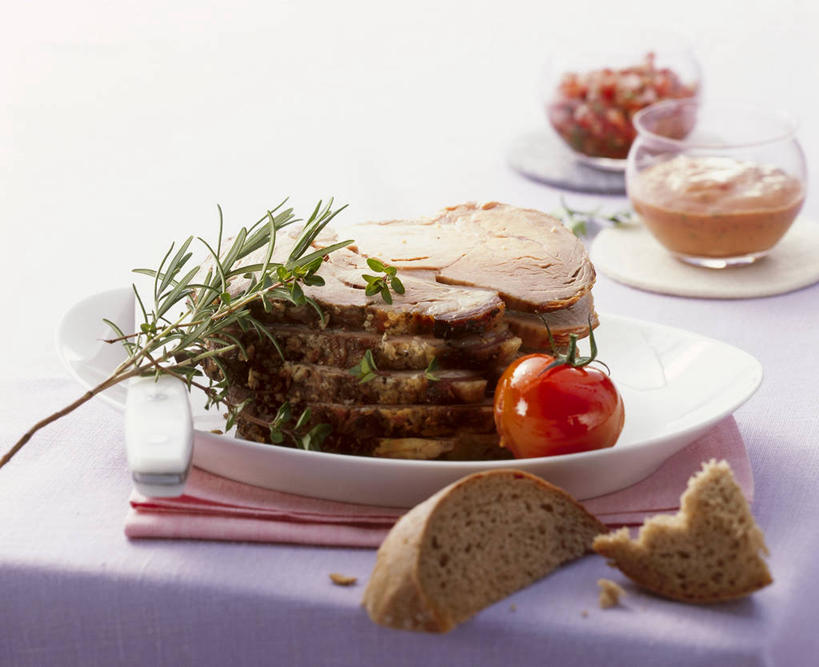 点心,面包,无人,横图,俯视,室内,特写,白天,烹饪,西餐,桌面,桌子,蔬菜,西红柿,餐具,玻璃,阴影,朦胧,模糊,新鲜,反射,木制,布料,碟子,盘,影子,肉,料理,食品,面点,布纹,猪肉,菜肴,美食,肉类,玻璃制品,桌布,食物,糕点,紫色,盘子,餐巾,木制品,容器,碟,台布,碗,西式,佳肴,有机食品,绿色食品,储藏,迷迭香,储存,肉食,豚肉,海洋之露,番茄,彩图,高角度拍摄,贮存