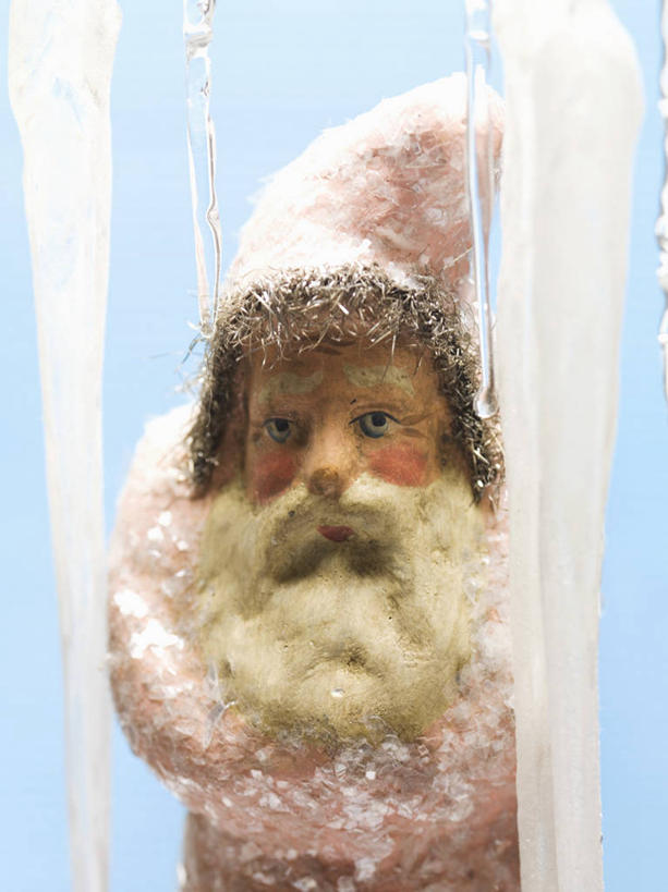 西方人,一个人,无人,站,双手交叉,竖图,室内,特写,白天,正面,萝卜,白萝卜,蔬菜,帽子,欧洲,欧洲人,仅一个男性,仅一个人,阴影,蓝色背景,服装,朦胧,模糊,新鲜,装饰,反射,影子,雪花,食品,注视,休闲装,食物,衣服,观察,看,站着,仅一个老年男性,休闲,休闲服,连帽衫,遮,遮掩,摄影,服饰,有机食品,绿色食品,影棚,观看,华丽,修饰,点缀,察看,掩盖,双手抱胸,遮挡,关注,帽衫,遮盖,衬托,美观,雅致,雅观,编织帽,掩饰,老年男性,男人,男性,白种人,莱菔,站立,半身,彩图,影棚拍摄,拍摄