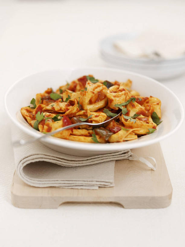 面食,面条,奶酪,意大利面,无人,竖图,俯视,室内,特写,白天,白色背景,西餐,餐桌,桌子,辣椒,阴影,反射,影子,陶瓷,调料,酱料,酱汁,面,茄汁,佐料,干酪,起司,料理,食品,陶瓷制品,调味品,芝士,营养,调味料,番茄酱,酱,食物,两个,容器,碗,乳酪,西式,摄影,影棚,餐台,储藏,乳制品,储存,发酵,辣角,红海椒,大椒,辣虎,广椒,辣子,红辣椒,海椒,番椒,彩图,高角度拍摄,影棚拍摄,拍摄,贮存