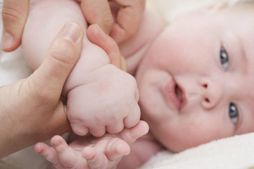 婴儿,儿童,脸,头,脸颊,手,两个人,家庭,母亲,躺,横图,室内,特写,白天,正面,纯洁,床,卧室,双手,握,朦胧,模糊,双人床,床单,注视,被子,裸露,肩膀,小孩,观察,看,温暖,温馨,一家人,手部,可爱,母爱,童年,童趣,握着,活泼,观看,和睦,察看,被单,关注,宝宝,裸,童真,纯真,烂漫,无邪,母婴,卧着,伶俐,天真,年轻女性,女人,女性,孩子,年轻人,头部,脸部,脸蛋,面部,躺着,卧,半身,彩图,睡房,卧房,融洽