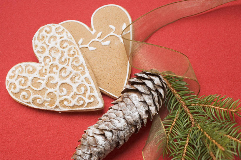 点心,无人,横图,俯视,室内,特写,白天,爱情,餐桌,桌子,松树,叶子,两块,阴影,红色背景,花纹,爱心,装饰,反射,丝绸,丝带,影子,食品,绿叶,缎带,曲奇,浪漫,绸带,食物,饼干,零食,温暖,温馨,心形,嫩叶,恩爱,摄影,影棚,餐台,华丽,修饰,点缀,和睦,坚定,曲奇饼,曲奇饼干,衬托,美观,雅致,雅观,长寿,贞洁,心型,叶,叶片,彩图,高角度拍摄,影棚拍摄,拍摄,融洽