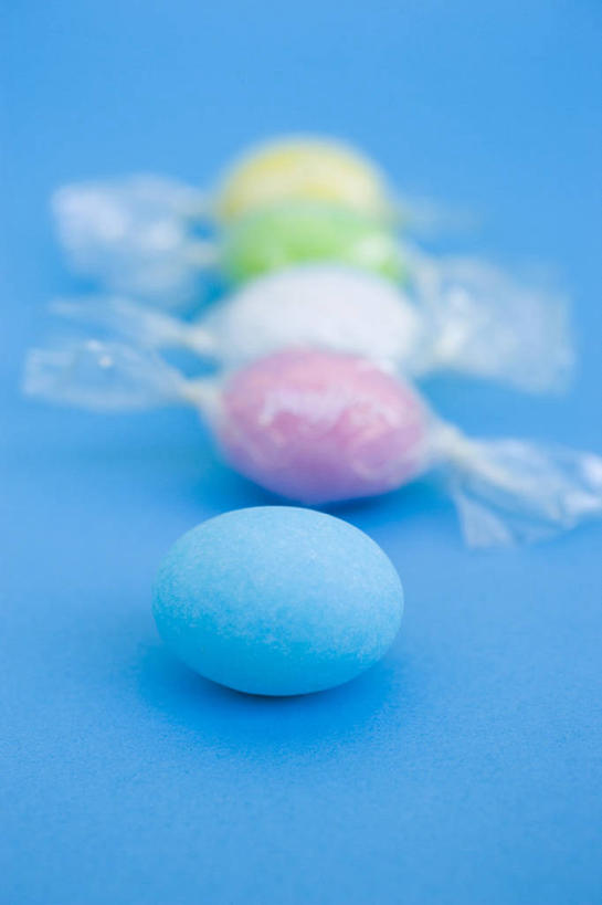 无人,竖图,俯视,彩色,室内,特写,白天,餐桌,桌子,袋子,复活节,五个,一排,许多,阴影,蓝色背景,节日,朦胧,模糊,庆祝,整齐,反射,影子,蛋,文化,网袋,排列,容器,庆典,摄影,影棚,餐台,纪念,储藏,五颜六色,色彩斑斓,储存,队列,五彩缤纷,彩蛋,复活节彩蛋,五彩斑斓,五光十色,彩图,高角度拍摄,影棚拍摄,拍摄,贮存