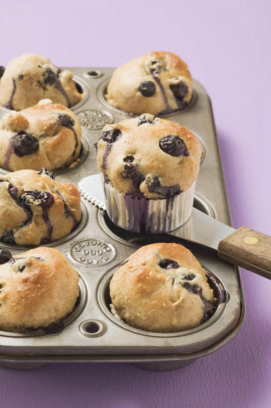 点心,无人,竖图,俯视,室内,特写,白天,下午茶,餐桌,桌子,浆果,蓝莓,水果,金属制品,一把,阴影,紫色背景,朦胧,模糊,新鲜,反射,金属,工具,烤盘,影子,生食,食品,果实,刀具,松饼,食物,糕点,一个,刀,摄影,有机食品,绿色食品,影棚,单个,餐台,菜刀,切菜刀,玛芬蛋糕,山都柿,蓝浆果,蓝靛果,彩图,高角度拍摄,影棚拍摄,拍摄