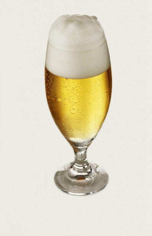 啤酒,无人,竖图,俯视,室内,特写,白天,白色背景,餐桌,桌子,杯子,阴影,反射,泡沫,影子,酒类,一杯,玻璃制品,酒,饮料,黄色,酒杯,啤酒杯,摄影,影棚,餐台,玻璃杯,彩图,高角度拍摄,影棚拍摄,拍摄
