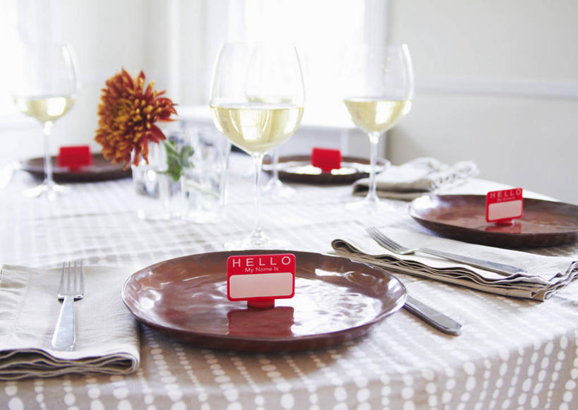 红酒,葡萄酒,无人,客厅,横图,俯视,室内,白天,植物,窗户,桌面,桌子,杯子,餐具,阴影,盛开,反射,木制,布料,叉子,碟子,高脚杯,盘,盆栽,影子,墙,盆景,红酒杯,白葡萄酒,酒类,花蕾,布纹,玻璃窗,墙壁,墙面,玻璃制品,酒,桌布,花,花瓣,花朵,鲜花,饮料,绿色,白色,自然,盘子,餐巾,酒杯,木制品,碟,台布,花苞,花蕊,生长,成长,起居室,葡萄酒杯,餐叉,客堂,保洁方巾,口布,玻璃杯,进餐用具,彩图,高角度拍摄