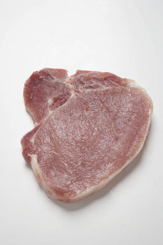 无人,竖图,俯视,室内,特写,白天,白色背景,餐桌,桌子,一块,阴影,朦胧,模糊,反射,纹路,纹理,影子,肉,猪肉,肉类,红色,摄影,影棚,餐台,肉食,豚肉,肌理,彩图,高角度拍摄,影棚拍摄,拍摄