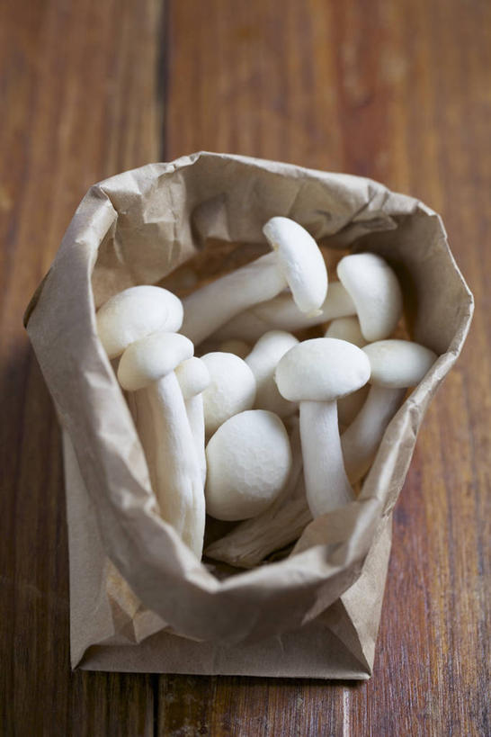 无人,竖图,俯视,室内,特写,白天,桌面,桌子,蔬菜,袋子,一堆,许多,阴影,堆叠,堆积,新鲜,反射,木制,影子,菌菇,蘑菇,食品,菌类,麻袋,食物,一个,白色,木制品,容器,食用菌,有机食品,绿色食品,单个,储藏,堆,储存,白蘑菇,洋蘑菇,草腐菌,二孢蘑菇,双孢蘑菇,彩图,高角度拍摄,贮存