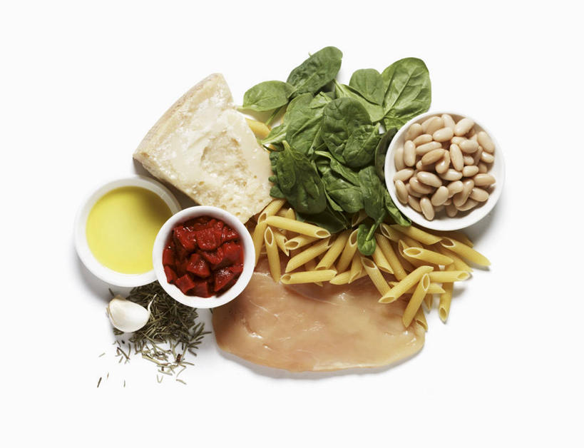 面食,通心粉,无人,横图,俯视,室内,特写,白天,白色背景,西餐,菠菜,蔬菜,阴影,新鲜,反射,影子,陶瓷,调料,鸡肉,酱料,酱汁,面,肉,通心面,佐料,料理,食品,陶瓷制品,调味品,调味料,酱,肉类,食物,容器,碗,西式,摄影,有机食品,绿色食品,影棚,储藏,储存,肉食,鹦鹉菜,鼠根菜,角菜,红嘴绿鹦哥,赤根菜,菠薐菜,波斯草,彩图,高角度拍摄,影棚拍摄,拍摄,贮存