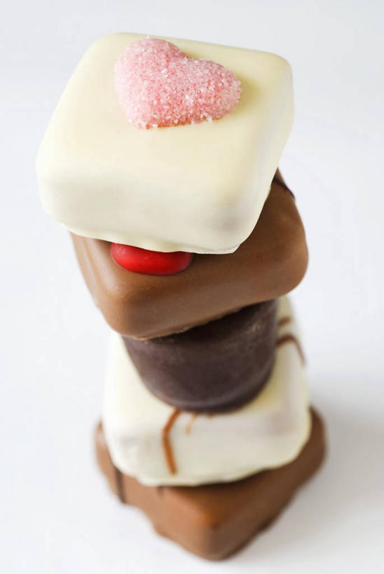 无人,竖图,俯视,室内,特写,白天,白色背景,爱情,餐桌,桌子,五个,一排,许多,阴影,爱心,整齐,反射,影子,食品,糖,糖果,甜点,甜品,浪漫,白巧克力,食物,排列,粉色,甜食,巧克力,温暖,温馨,心形,恩爱,摄影,影棚,餐台,朱古力,黑巧克力,堆,和睦,队列,牛奶巧克力,心型,彩图,高角度拍摄,影棚拍摄,拍摄,融洽