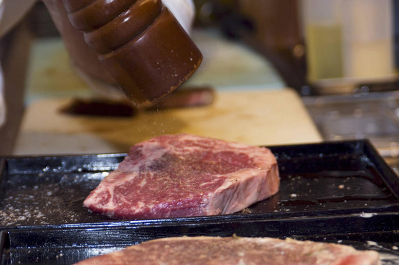 无人,横图,俯视,室内,特写,白天,烹饪,西餐,餐桌,桌子,一块,阴影,朦胧,模糊,反射,影子,调料,调味,肉,香料,佐料,牛排,牛肉,料理,食品,黑胡椒,调味品,调味料,菜肴,美食,肉类,食物,西式,佳肴,餐台,配料,肉食,作料,胡椒,彩图,高角度拍摄