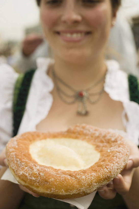 点心,面包,西方人,脸,头,脸颊,手,一个人,捧,笑,微笑,露齿笑,竖图,室内,特写,白天,正面,项链,欧洲,欧洲人,双手,仅一个年轻女性,仅一个女性,仅一个人,阴影,服装,朦胧,模糊,反射,影子,食品,面点,注视,肩膀,装饰品,食物,糕点,一个,衣服,饰品,首饰,观察,看,手部,服饰,单个,观看,察看,衣着,穿着,关注,衣饰,年轻女性,女人,女性,白种人,头部,脸部,脸蛋,面部,端,端着,捧着,手捧,半身,彩图