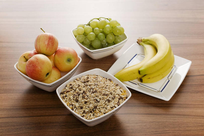 无人,横图,俯视,室内,特写,白天,早餐,餐桌,桌子,苹果,葡萄,香蕉,餐具,水果,一堆,阴影,堆叠,堆积,新鲜,反射,碟子,盘,影子,陶瓷,谷物,生食,食品,果实,陶瓷制品,美食,饮食,食物,盘子,容器,碟,碗,四个,保健,有机食品,绿色食品,餐台,储藏,堆,麦片,储存,山葫芦,蒲桃,甘蕉,草龙珠,彩图,高角度拍摄,贮存