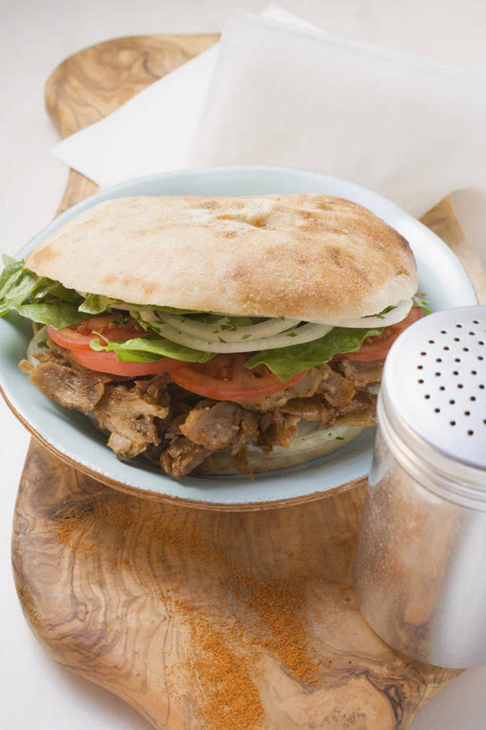 点心,面包,无人,竖图,俯视,室内,特写,白天,烹饪,西餐,餐桌,桌子,蔬菜,西红柿,餐具,阴影,新鲜,反射,碟子,罐子,盘,影子,肉,牛肉,三明治,料理,食品,面点,菜肴,美食,肉类,玻璃制品,食物,糕点,两个,盘子,玻璃瓶,瓶子,碟,快餐,西式,佳肴,有机食品,绿色食品,餐台,肉食,西式快餐,三文治,番茄,彩图,高角度拍摄