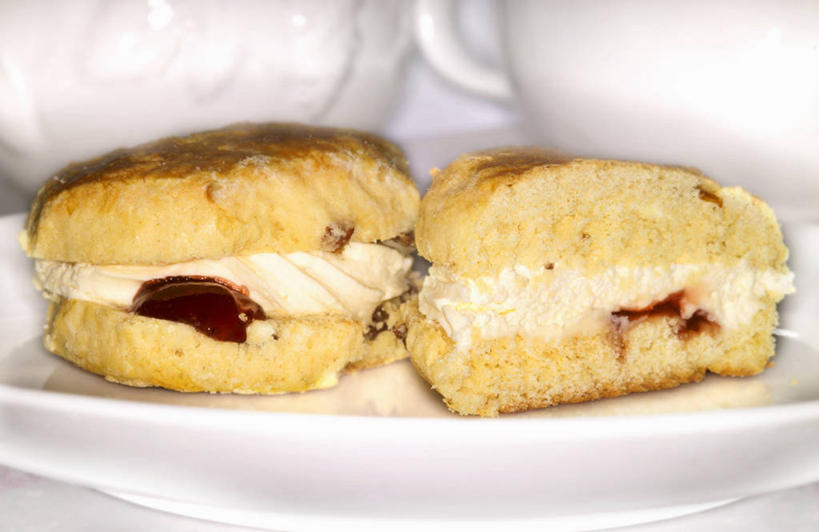 点心,面包,无人,横图,俯视,室内,特写,白天,白色背景,餐桌,桌子,草莓,浆果,餐具,水果,阴影,新鲜,反射,碟子,盘,影子,生食,食品,面点,果实,食物,糕点,一个,盘子,碟,摄影,有机食品,绿色食品,影棚,单个,餐台,小圆面包,洋莓,水果皇后,红莓,地莓,彩图,高角度拍摄,影棚拍摄,拍摄