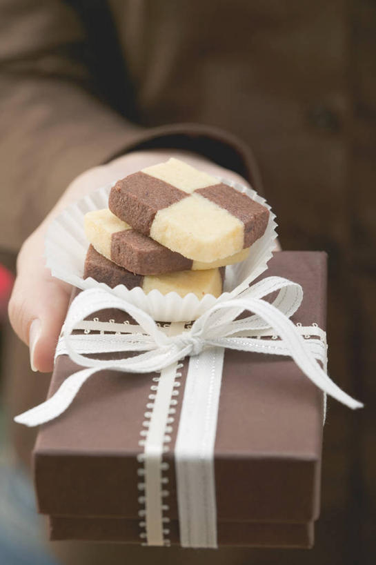 点心,西方人,手,一个人,站,竖图,俯视,室内,特写,白天,礼盒,礼物,欧洲,欧洲人,仅一个年轻女性,仅一个女性,仅一个人,握,阴影,服装,反射,丝绸,丝带,影子,纸盒,食品,缎带,曲奇,拿,拿着,绸带,盒子,食物,一个,衣服,包装盒,礼品盒,饼干,零食,站着,手部,握着,服饰,礼品,单个,单手,衣着,穿着,曲奇饼,曲奇饼干,衣饰,年轻女性,女人,女性,白种人,站立,半身,彩图,高角度拍摄