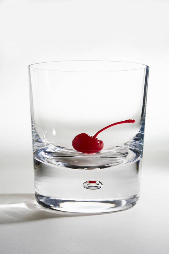 无人,竖图,俯视,室内,特写,白天,白色背景,餐桌,桌子,樱桃,杯子,水果,阴影,新鲜,反射,影子,生食,食品,果实,一颗,玻璃制品,食物,一个,红色,水杯,摄影,有机食品,绿色食品,影棚,单个,餐台,玻璃杯,樱珠,莺桃,英桃,楔桃,牛桃,荆桃,彩图,高角度拍摄,影棚拍摄,拍摄