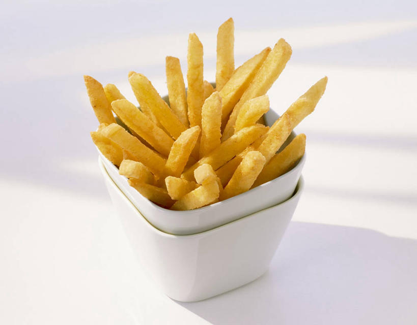 无人,横图,俯视,室内,特写,白天,白色背景,烹饪,西餐,餐桌,桌子,蔬菜,土豆,阴影,新鲜,反射,影子,陶瓷,料理,食品,陶瓷制品,薯条,菜肴,美食,食物,两个,黄色,容器,碗,快餐,西式,摄影,佳肴,有机食品,绿色食品,影棚,餐台,储藏,储存,西式快餐,垃圾食品,馍馍蛋,洋芋,山药蛋,马铃薯,彩图,高角度拍摄,影棚拍摄,拍摄,贮存