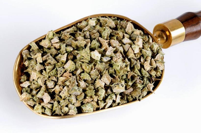 无人,横图,俯视,室内,特写,白天,白色背景,植物,餐桌,桌子,一堆,许多,阴影,堆叠,堆积,反射,影子,勺子,草药,药草,很多,中药,一个,调羹,汤匙,摄影,影棚,单个,餐台,堆,药材,中草药,中药材,本草,彩图,高角度拍摄,影棚拍摄,拍摄