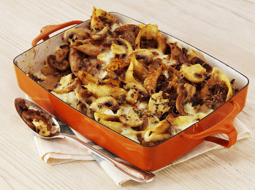 面食,面条,意大利面,无人,横图,俯视,室内,特写,白天,烹饪,西餐,餐桌,桌子,蔬菜,厨具,金属制品,阴影,新鲜,反射,金属,锅子,影子,勺子,菌菇,蘑菇,面,料理,食品,菌类,锅,食物,两个,调羹,汤匙,食用菌,西式,有机食品,绿色食品,餐台,锅具,烹饪用具,烹调用具,烹调,彩图,高角度拍摄