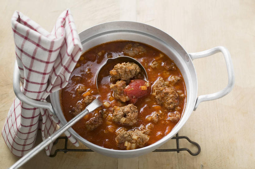 无人,横图,俯视,室内,特写,白天,烹饪,餐桌,桌子,蔬菜,西红柿,厨具,金属制品,阴影,新鲜,反射,金属,锅子,影子,支架,勺子,调料,酱料,酱汁,茄汁,肉,佐料,食品,调味品,调味料,锅,番茄酱,猪肉,酱,肉类,食物,两个,调羹,汤匙,有机食品,绿色食品,餐台,锅具,肉食,烹饪用具,豚肉,烹调用具,番茄,烹调,彩图,高角度拍摄