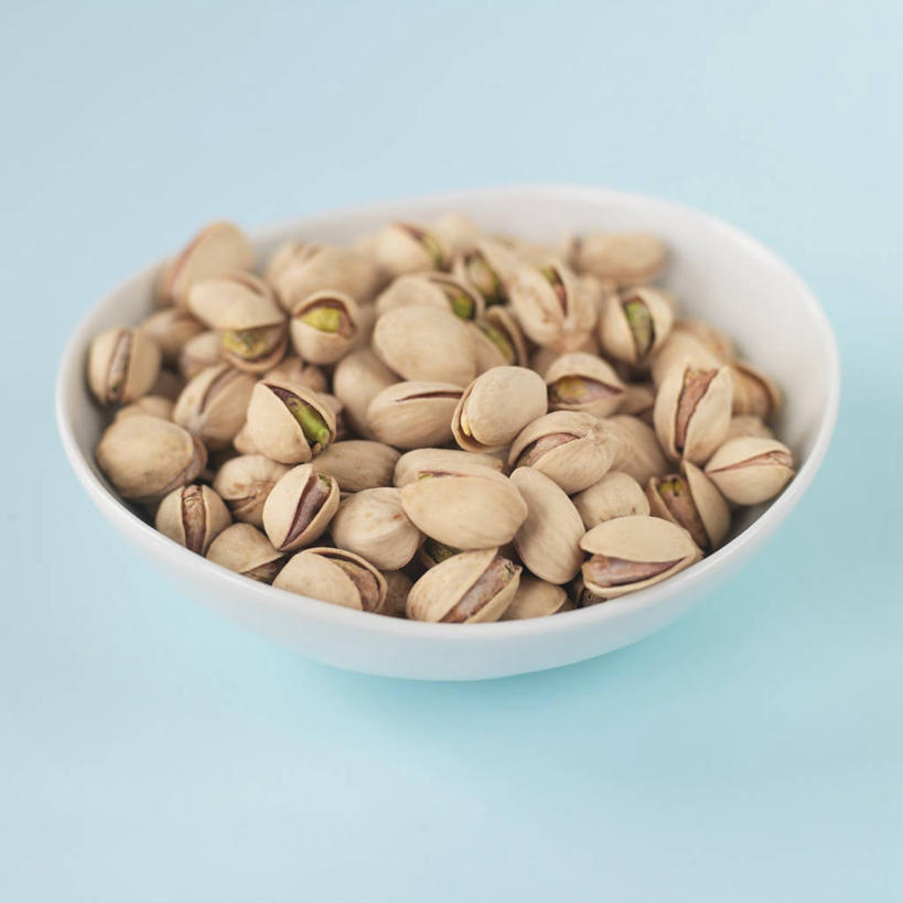 无人,方图,俯视,室内,特写,白天,餐桌,桌子,一堆,阴影,堆叠,堆积,蓝色背景,反射,影子,陶瓷,坚果,陶瓷制品,一个,容器,碗,干果,摄影,影棚,单个,餐台,储藏,堆,无名子,开心果,储存,胡棒子,绿仁果,彩图,高角度拍摄,影棚拍摄,拍摄,贮存