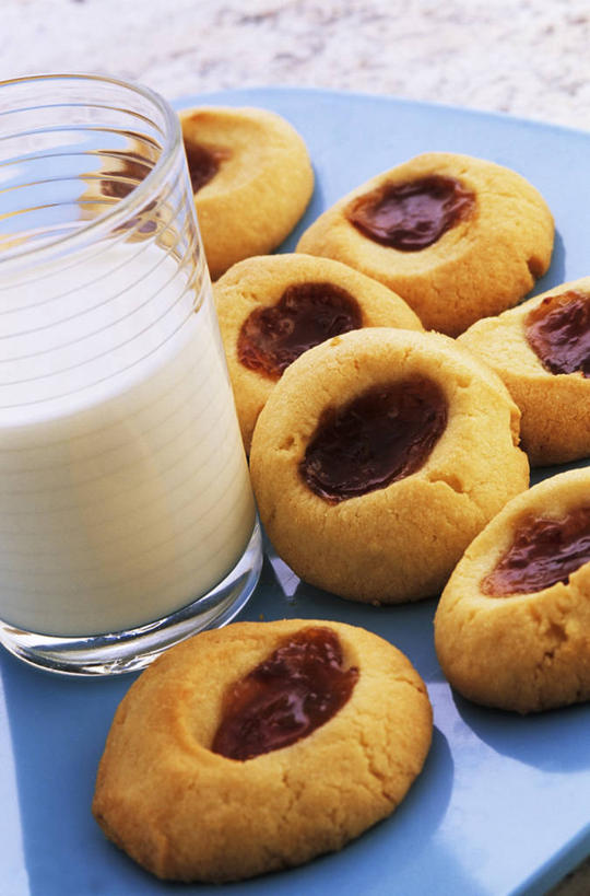 点心,牛奶,无人,竖图,俯视,室内,特写,白天,餐桌,桌子,杯子,餐具,阴影,反射,碟子,盘,影子,食品,饮品,曲奇,一杯,营养,玻璃制品,食物,饮料,两个,盘子,水杯,碟,饼干,果酱,零食,餐台,乳制品,奶,牛乳,曲奇饼,曲奇饼干,安神,果子酱,玻璃杯,彩图,高角度拍摄