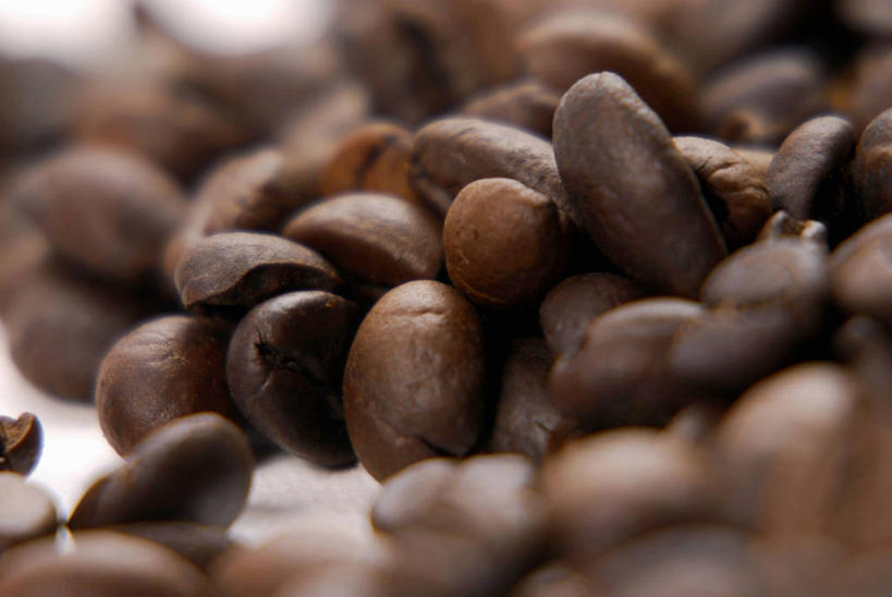 咖啡,无人,横图,俯视,室内,特写,白天,植物,餐桌,桌子,豆,一堆,许多,阴影,堆叠,堆积,朦胧,模糊,反射,影子,豆类,豆子,褐色,很多,咖啡豆,餐台,堆,豆科,咖啡因,彩图,高角度拍摄