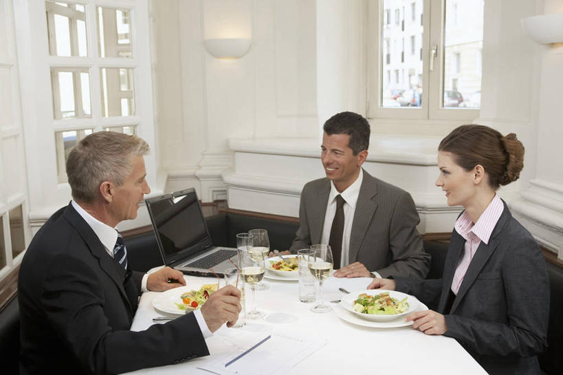 红酒,葡萄酒,西方人,三个人,同事,商务人士,商务男性,商务女性,餐厅,坐,笑,说,微笑,露齿笑,横图,室内,白天,正面,衬衫,讨论,成功,合作,团队,集体,信心,电脑,笔记本电脑,餐桌,窗户,桌子,蔬菜,杯子,餐具,欧洲,欧洲人,套装,新鲜,网络,叉子,刀叉,刀子,碟子,高脚杯,盘,墙,生食,蔬菜沙拉,沙拉,食品,红酒杯,白葡萄酒,酒类,注视,通讯设备,色拉,队伍,沙律,玻璃窗,相视,墙壁,墙面,玻璃制品,酒,食物,饮料,盘子,酒杯,碟,观察,看,面对面,有机食品,绿色食品,餐台,观看,色拉酱,对视,一台,察看,无线,领导,互视,葡萄酒杯,成就,关注,餐刀,千岛酱,通信设备,相对,商务装,无线网络,合伙,领袖,无线上网,便携式电脑,工薪阶层,餐叉,相看,交流,手提电脑,男人,男性,女人,女性,中年男性,中年女性,白种人,白领,上班族,玻璃杯,进餐用具,沟通,讲话,交谈,商讨,说话,谈话,坐着,半身,彩图,衬衣,餐馆,饭店,饭馆