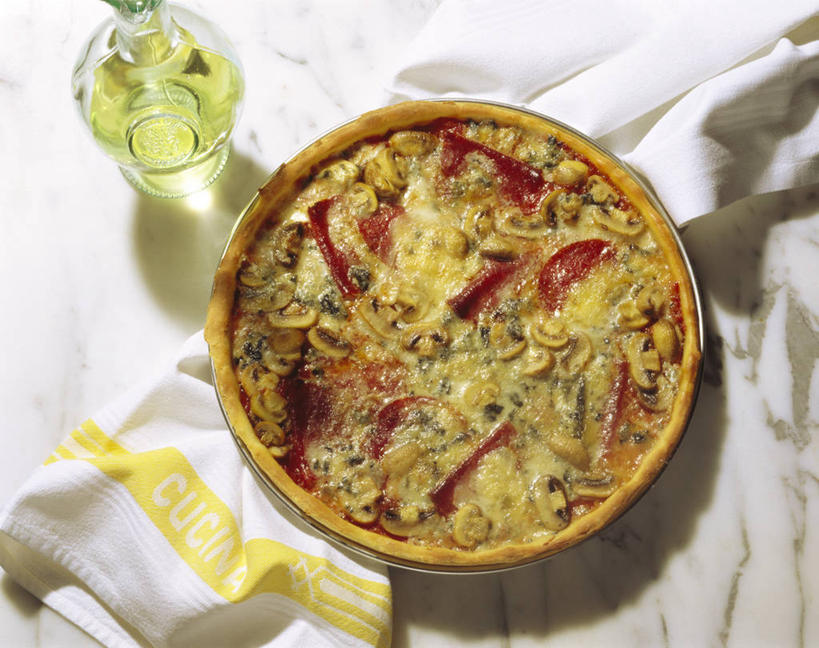 奶酪,无人,横图,俯视,室内,特写,白天,烹饪,西餐,餐桌,桌子,阴影,朦胧,模糊,反射,罐子,影子,肉,食用油,香肠,油,干酪,橄榄油,起司,料理,食品,披萨,匹萨,腊肠,芝士,营养,猪肉,菜肴,美食,肉类,玻璃制品,食物,一个,玻璃瓶,瓶子,快餐,乳酪,西式,佳肴,单个,餐台,乳制品,比萨,发酵,肉食,西式快餐,垃圾食品,植物油,意大利薄饼,豚肉,彩图,高角度拍摄