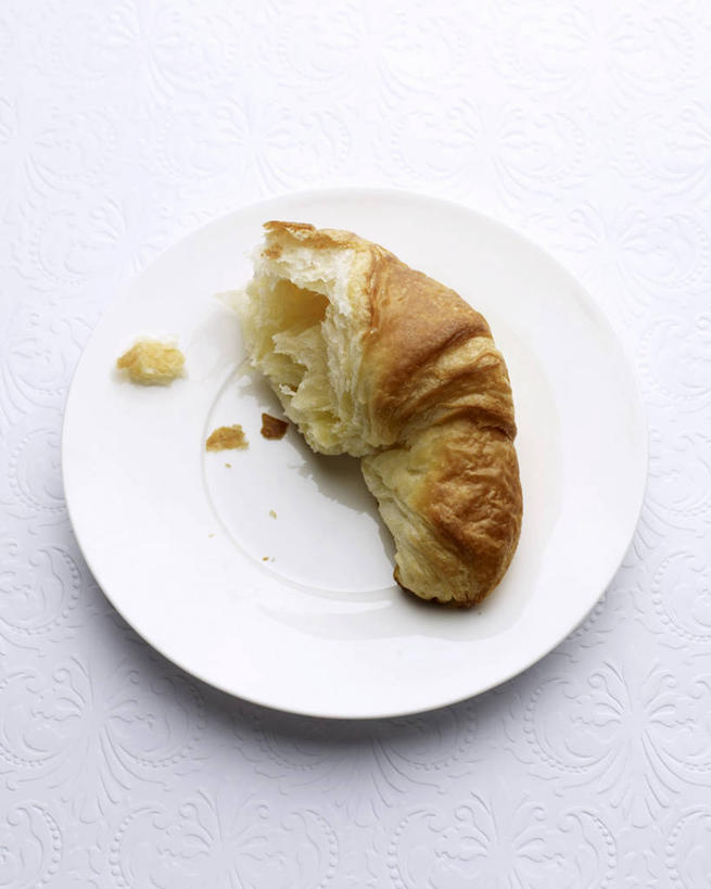 点心,面包,无人,竖图,俯视,室内,特写,白天,白色背景,餐桌,桌子,餐具,阴影,反射,碟子,盘,影子,食品,面点,食物,糕点,一个,盘子,碟,摄影,影棚,单个,餐台,彩图,高角度拍摄,影棚拍摄,拍摄