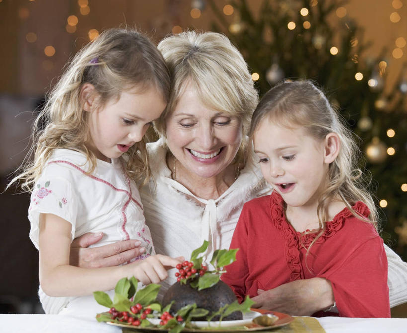 点心,西方人,儿童,老年人,三个人,家庭,祖母,站,坐,抱,笑,微笑,露齿笑,横图,室内,白天,正面,纯洁,植物,餐桌,桌子,照明,欧洲,圣诞节,欧洲人,阴影,服装,节日,朦胧,模糊,庆祝,光线,彩灯,影子,灯光,食品,甜点,甜品,圣诞树,注视,文化,灯,树,树木,食物,小孩,衣服,绿色,自然,灯具,果冻,甜食,零食,观察,看,站着,庆典,温暖,温馨,一家人,可爱,童年,童趣,服饰,花灯,生长,奶奶,成长,餐台,抱着,观看,纪念,祖孙,照亮,和睦,察看,搂着,衣着,照明设备,穿着,关注,啫喱,童真,烂漫,无邪,外婆,外孙女,外祖母,衣饰,天真,老年女性,女孩,女人,女性,白种人,孩子,孙女,怀抱,搂,搂抱,相抱,拥抱,站立,坐着,半身,彩图,融洽,女生