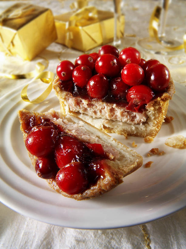 点心,无人,竖图,俯视,室内,特写,白天,下午茶,餐桌,桌子,餐具,礼盒,礼物,水果,一堆,切开,阴影,堆叠,堆积,新鲜,反射,碟子,盘,影子,纸盒,生食,食品,甜点,甜品,果实,盒子,食物,糕点,一个,红色,包装盒,盘子,礼品盒,碟,甜食,切,礼品,有机食品,绿色食品,单个,餐台,堆,剖面,切面,彩图,高角度拍摄