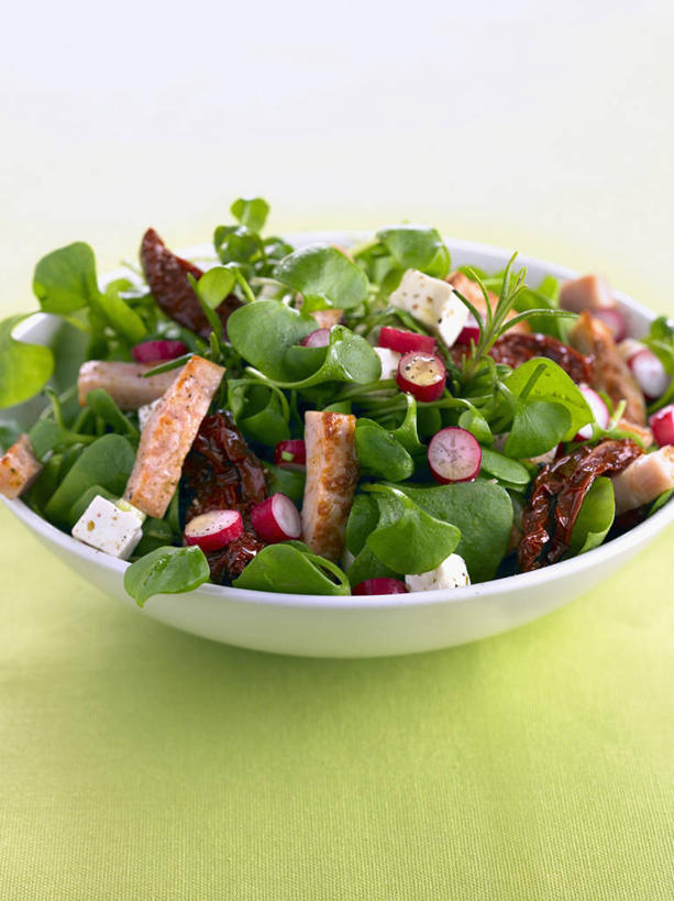 无人,竖图,俯视,室内,特写,白天,餐桌,桌子,萝卜,蔬菜,西红柿,小番茄,一堆,阴影,堆叠,堆积,新鲜,反射,影子,陶瓷,鸡肉,肉,生食,蔬菜沙拉,沙拉,食品,陶瓷制品,色拉,沙律,肉类,食物,一个,容器,碗,有机食品,绿色食品,单个,餐台,色拉酱,储藏,堆,储存,千岛酱,肉食,大红萝卜,东北红萝卜,小西红柿,樱桃小番茄,珍珠小番茄,樱桃番茄,圣女果,莱菔,红萝卜,番茄,彩图,高角度拍摄,贮存