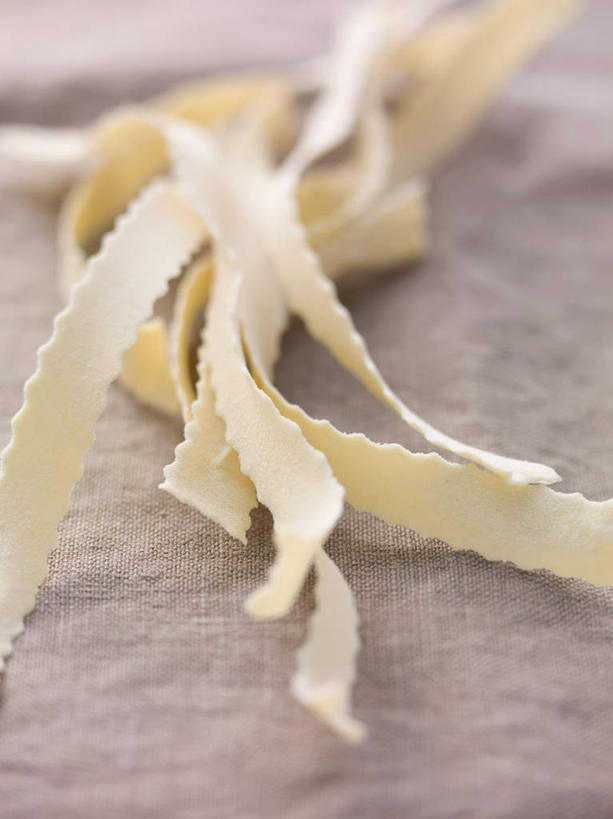 面食,面条,意大利面,无人,竖图,俯视,室内,特写,白天,西餐,餐桌,桌子,阴影,花纹,朦胧,模糊,反射,布,图案,影子,面,料理,食品,食物,红色,西式,餐台,布匹,彩图,高角度拍摄