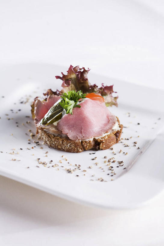 点心,面包,无人,竖图,俯视,室内,特写,白天,白色背景,餐桌,桌子,餐具,叶子,一堆,阴影,堆叠,堆积,装饰,反射,碟子,盘,影子,肉,牛肉,食品,面点,绿叶,肉类,食物,糕点,一个,盘子,碟,嫩叶,摄影,影棚,单个,餐台,堆,华丽,修饰,点缀,配菜,肉食,衬托,美观,雅致,雅观,叶,叶片,彩图,高角度拍摄,影棚拍摄,拍摄