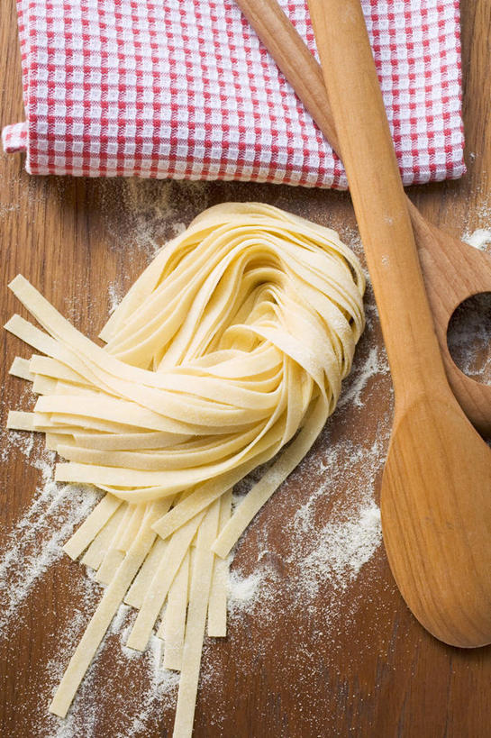 面食,面条,意大利面,无人,竖图,俯视,室内,特写,白天,西餐,餐桌,桌子,阴影,反射,木制,粉末,影子,勺子,面,面粉,料理,食品,粮食,食物,两个,餐巾,木制品,调羹,汤匙,粉,西式,餐台,农产品,原材料,粉状,保洁方巾,口布,彩图,高角度拍摄