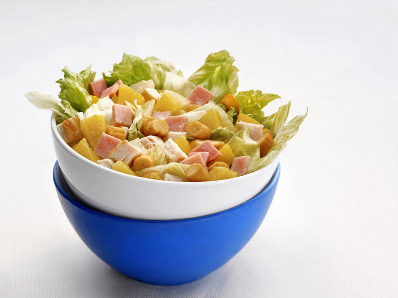 无人,横图,俯视,室内,特写,白天,白色背景,餐桌,桌子,蔬菜,一堆,阴影,堆叠,堆积,新鲜,反射,影子,陶瓷,生菜,莴苣,鸡肉,肉,生食,蔬菜沙拉,沙拉,食品,陶瓷制品,色拉,火腿,猪肉,沙律,肉类,食物,腌制,两个,蓝色,白色,容器,碗,摄影,有机食品,绿色食品,影棚,餐台,色拉酱,储藏,堆,储存,千岛酱,肉食,豚肉,春菜,鹅仔菜,莴仔菜,千金菜,叶用莴苣,熏制,火肉,兰熏,猪腿,彩图,高角度拍摄,影棚拍摄,拍摄,贮存